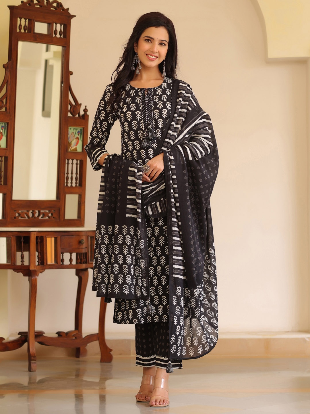 

PIROH Ethnic Motifs Printed Regular Pure Cotton Kurta & Trousers With Dupatta, Black