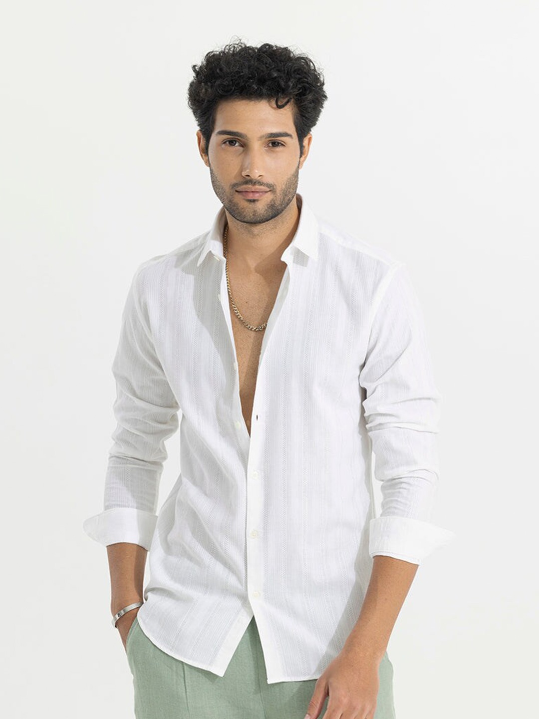 

Snitch White Classic Slim Fit Opaque Pure Cotton Casual Shirt