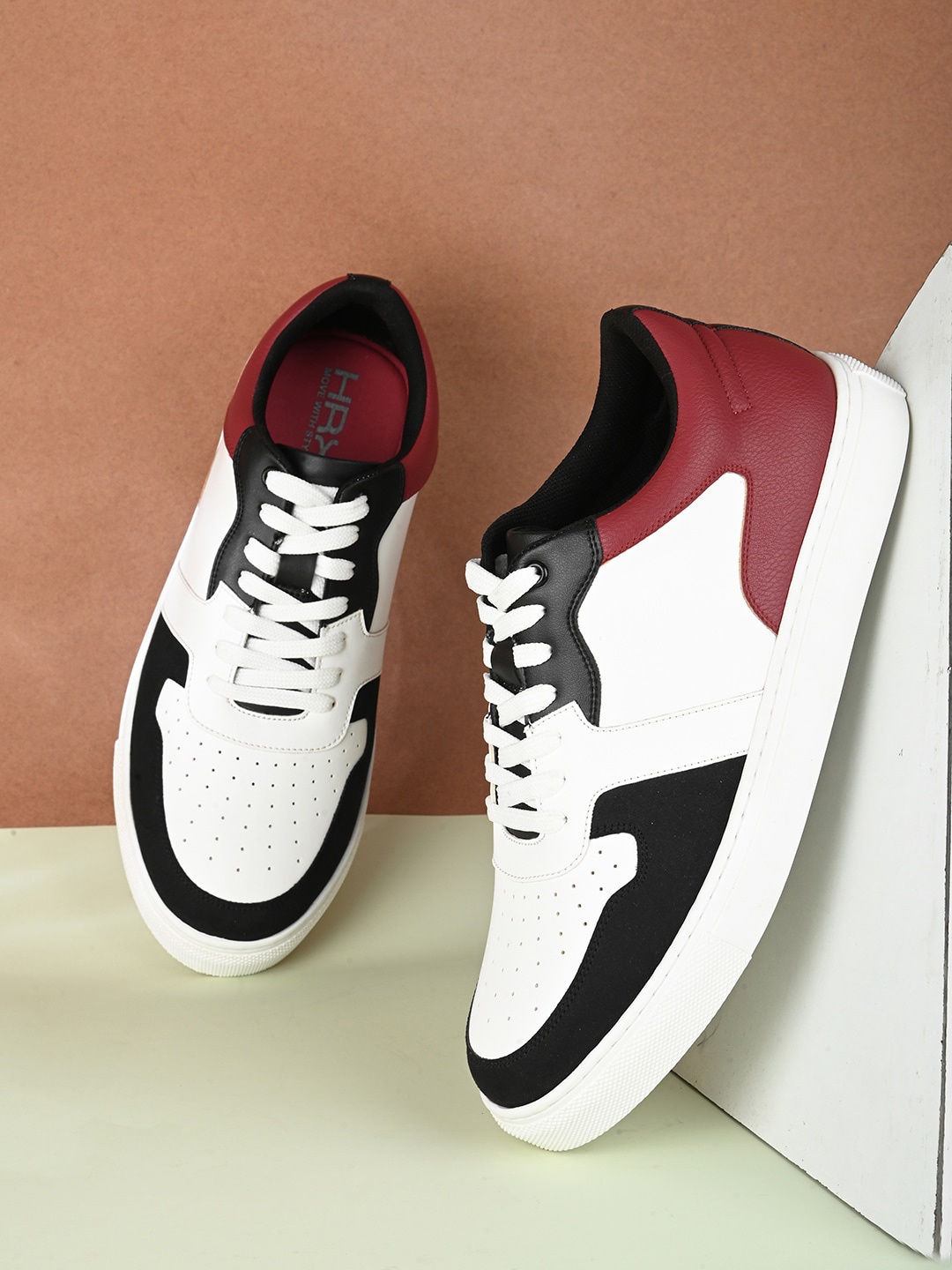 

HRX by Hrithik Roshan Men White & Black Colourblocked Lightweight Sneakers