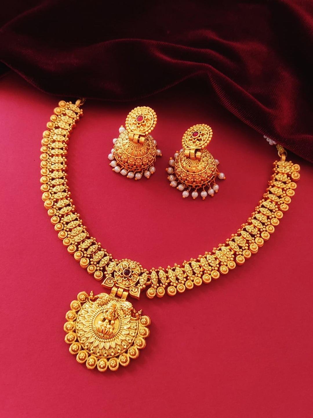 

Pihtara Jewels Gold-Plated Stone-Studded & Beaded Jewellery Set