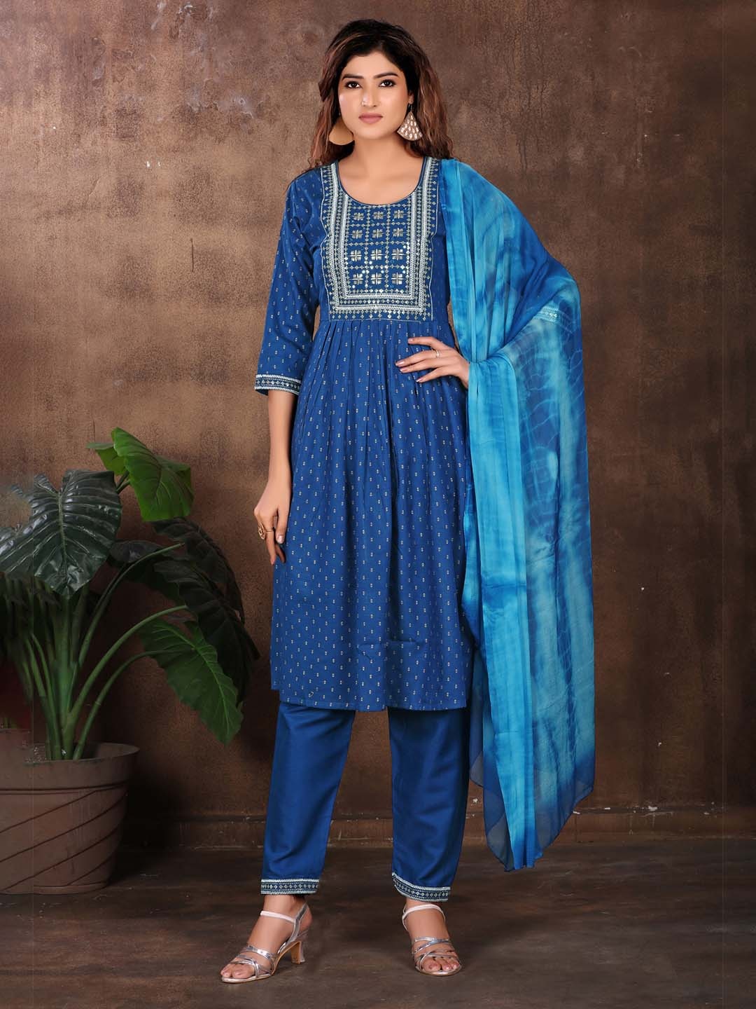 

KALINI Round Neck Ethnic Motifs Printed Thread Work Kurta & Trousers With Dupatta, Green