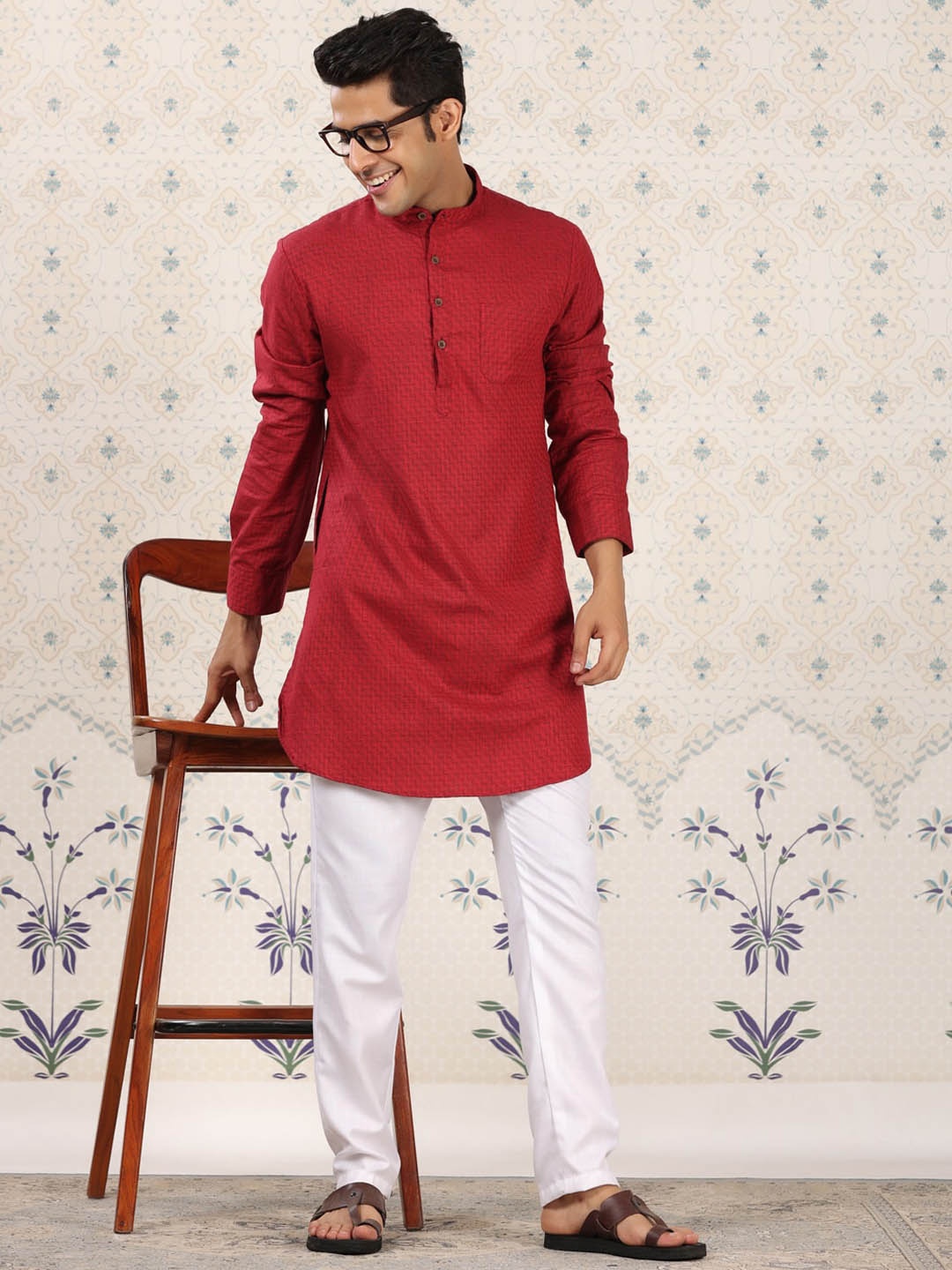 

Ode by House of Pataudi Chevron Motif Printed Straight Kurta With Trousers, Maroon