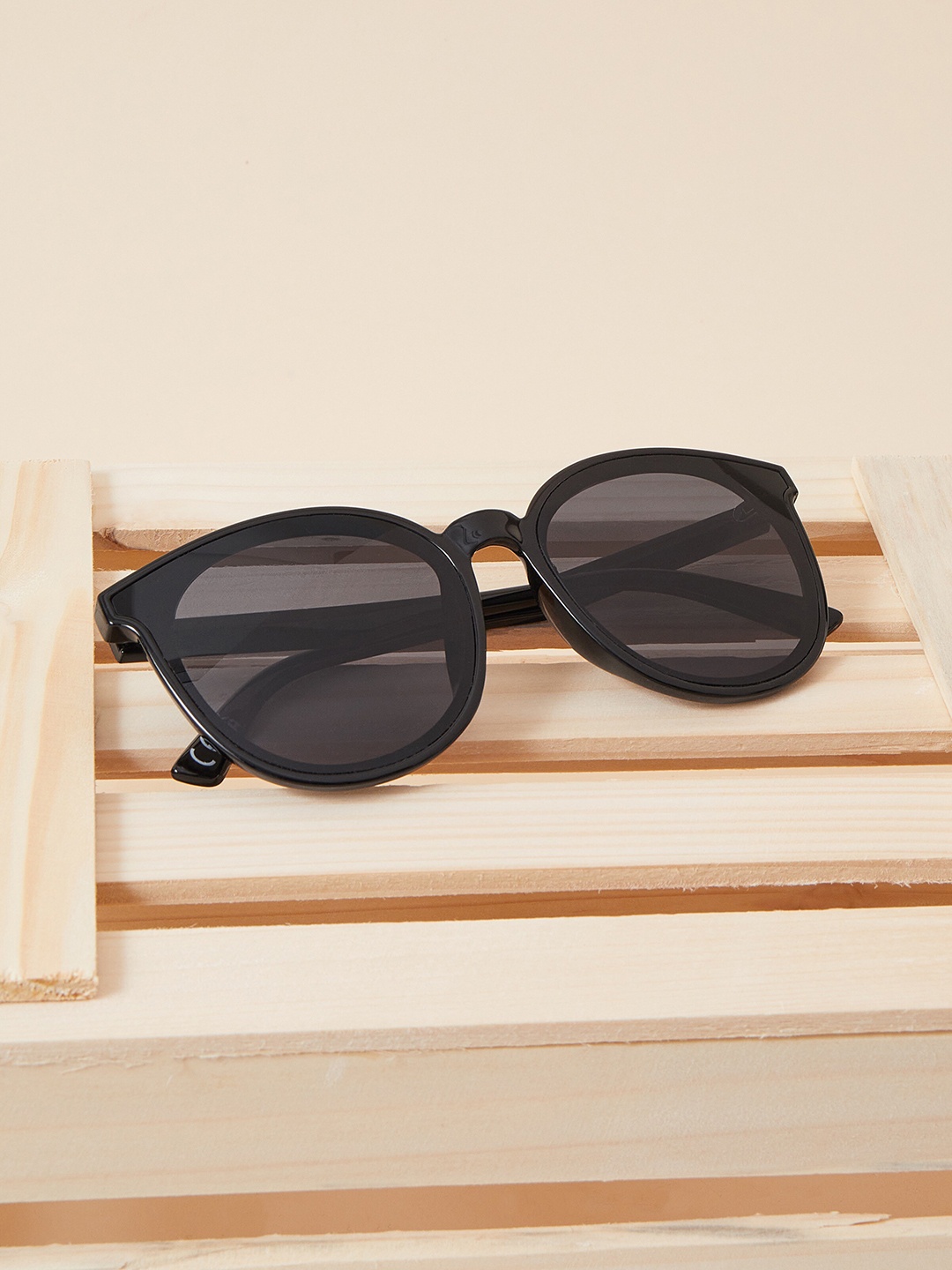

Accessorize London Women Preppy Sunglasses, Black