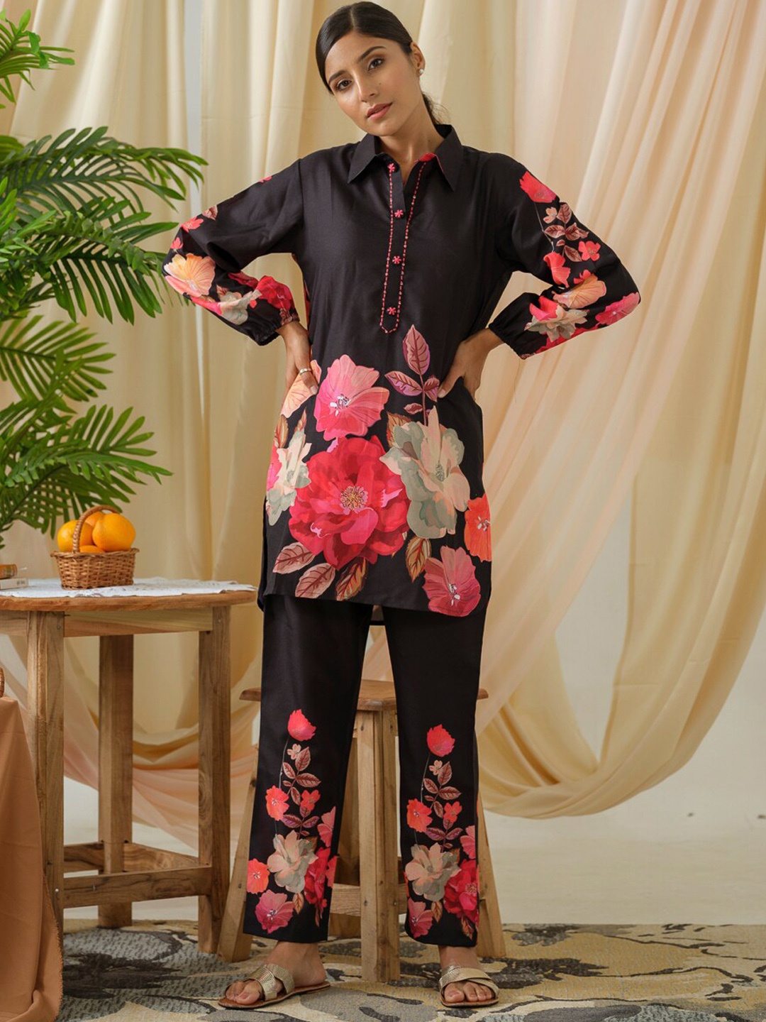 

Ishin Black Floral Printed Linen Kurta With Trouser