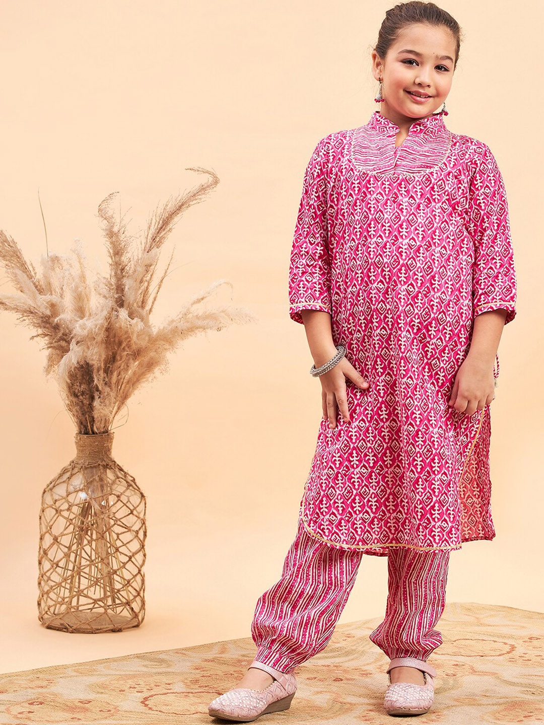 

Stylo Bug Girls Ethnic Motifs Printed Regular Pure Cotton Kurta With Trousers, Pink