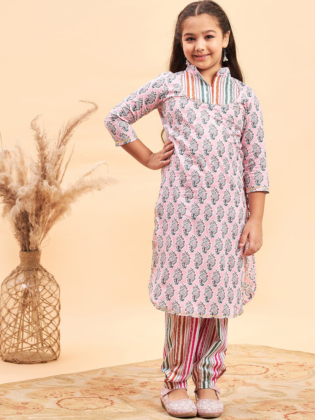 

Stylo Bug Girls Ethnic Motifs Printed Regular Kurta With Trousers, Pink