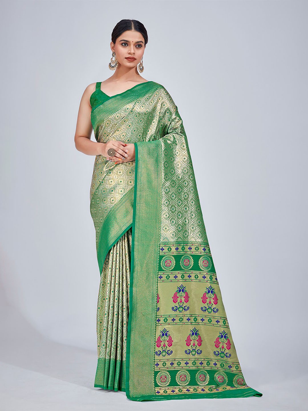 

MONJOLIKA FASHION Ethnic Motif Zari Silk Blend Kanjeevaram Saree With Blouse Piece, Green