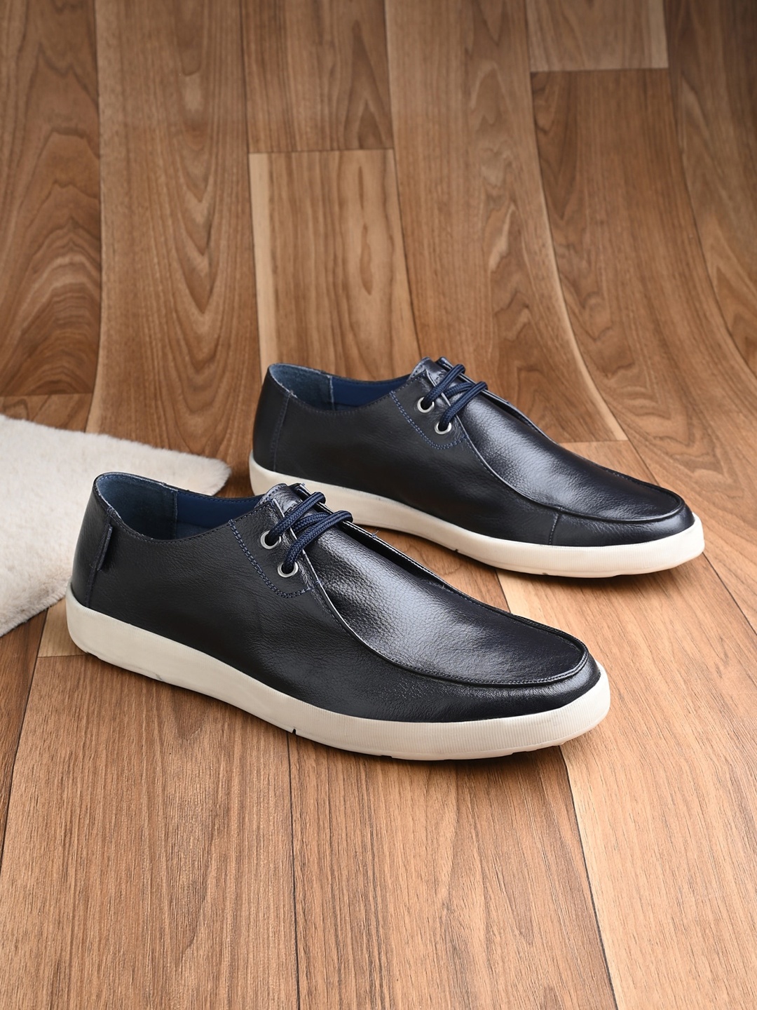 

Overdrive Men Leather Lightweight Sneakers, Blue