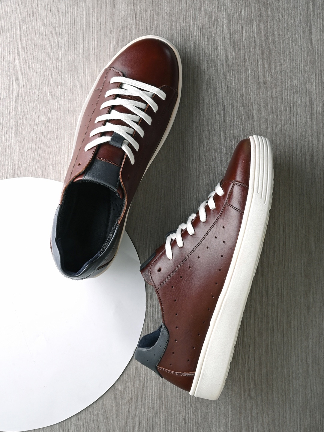 

Overdrive Men Leather Lightweight Sneakers, Brown