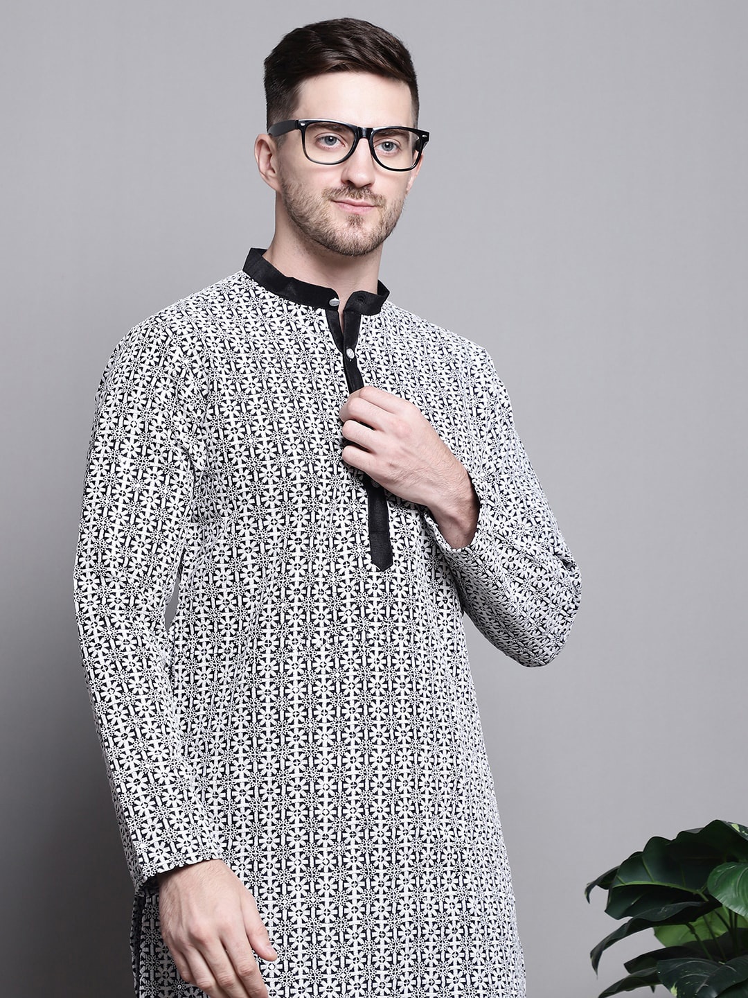 

Jompers Floral Embroidered Thread Work Sequinned Straight Kurta, Black