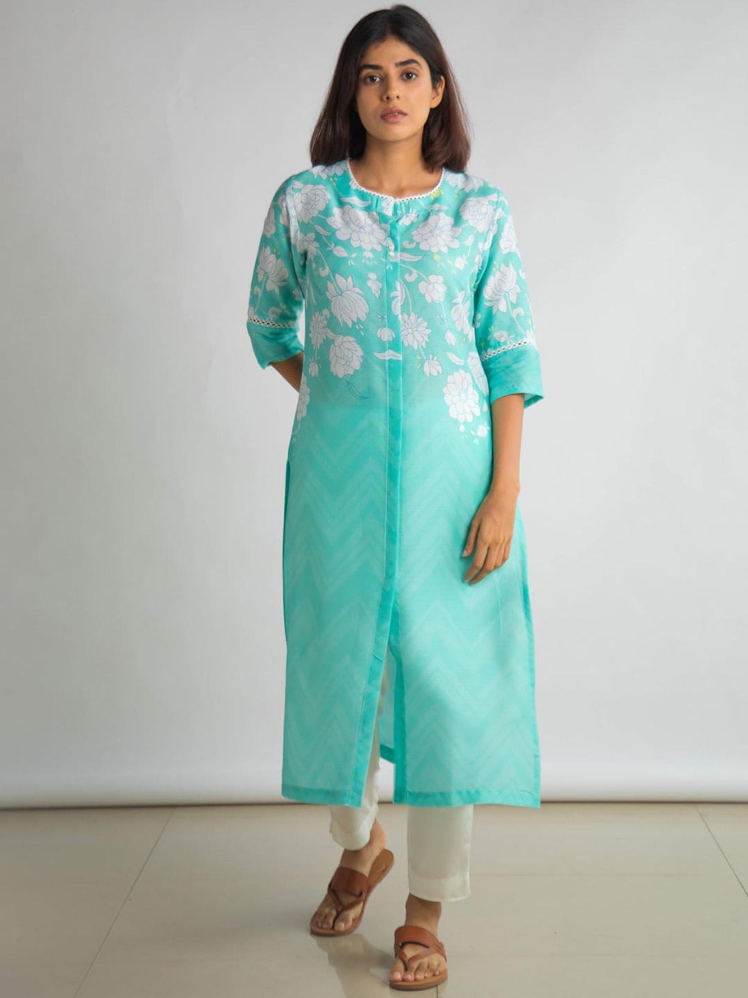 

Bombay Bloom Women Blue Floral Printed Regular Linen Kurti with Trousers