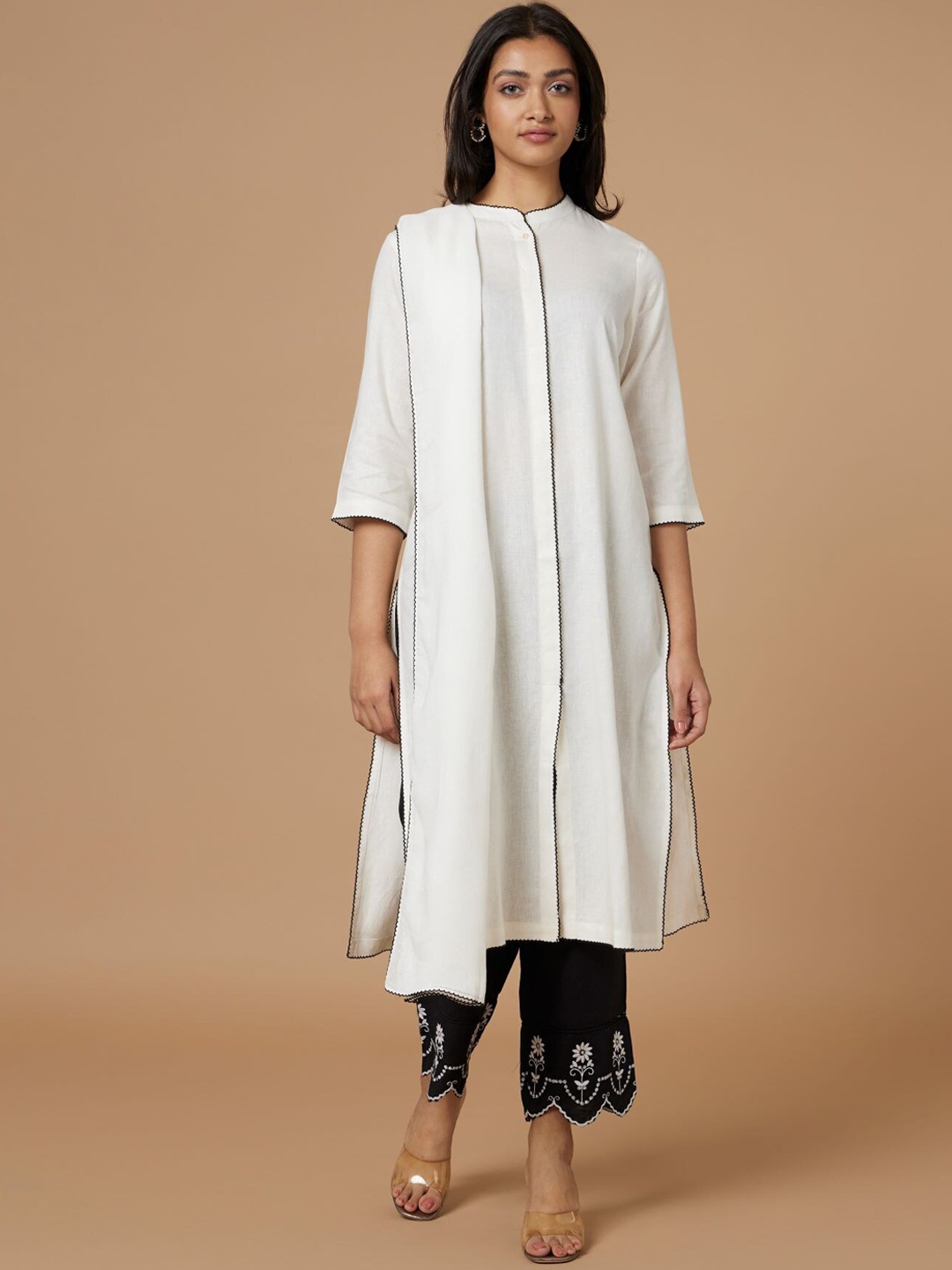 

Bombay Bloom Mandarin Collar Layered Linen Kurta with Trousers, White