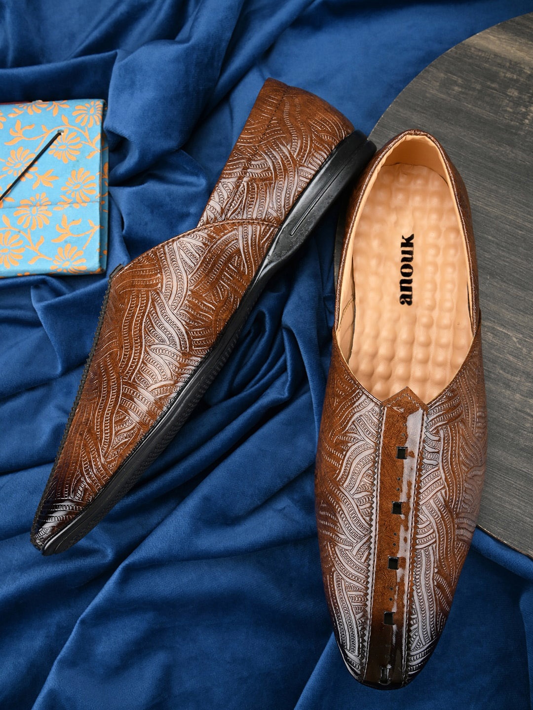 

Anouk Men Textured Lightweight Mojaris, Brown