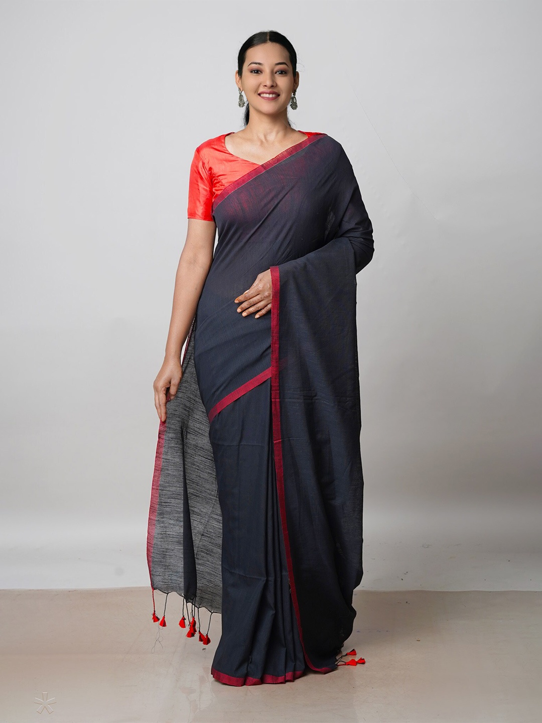 

Unnati Silks Black & Red Pure Linen Jamdani Saree