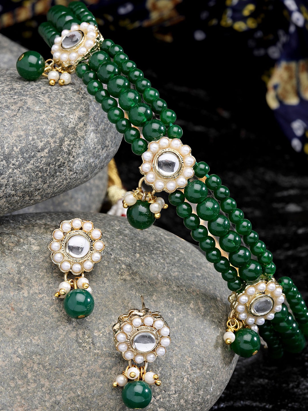 

KARATCART Gold Plated Kundan Studded & Beaded Jewellery Set