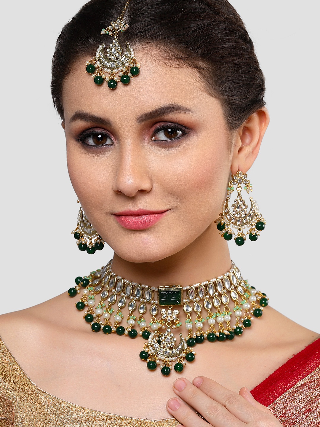 

KARATCART Gold Plated Kundan Studded & Pearls Beaded Jewellery Set