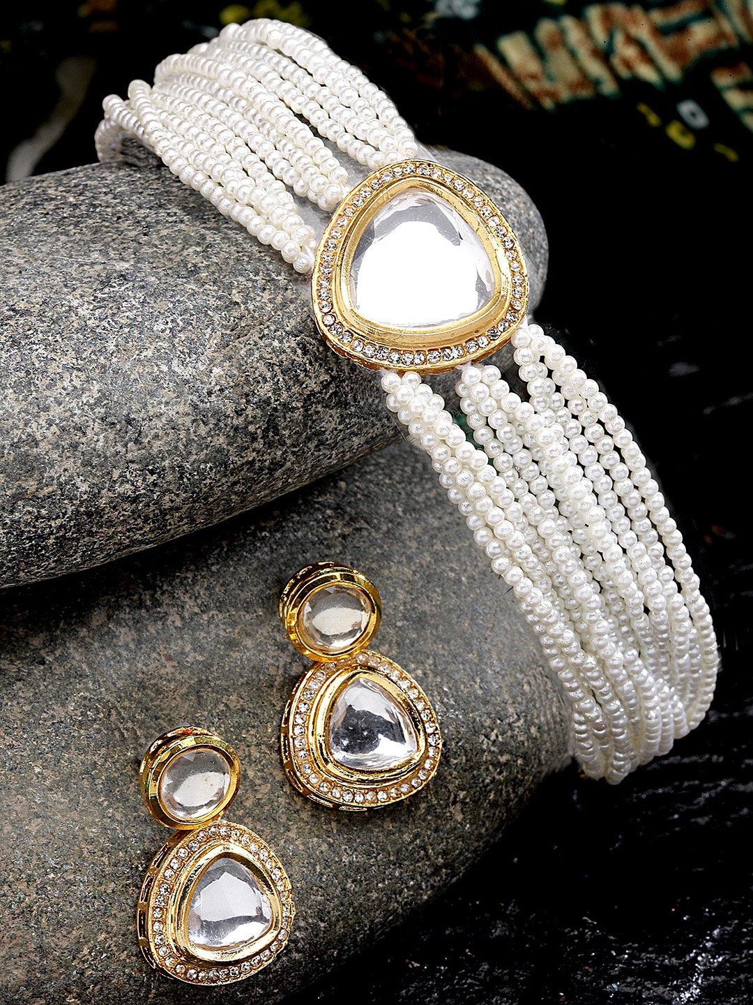

KARATCART Gold Plated Kundan Studded & Pearls Beaded Jewellery Set