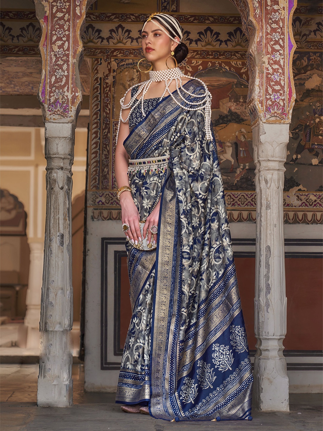 

Mitera Grey & Gold-Toned Floral Printed Zari Silk Blend Patola Saree