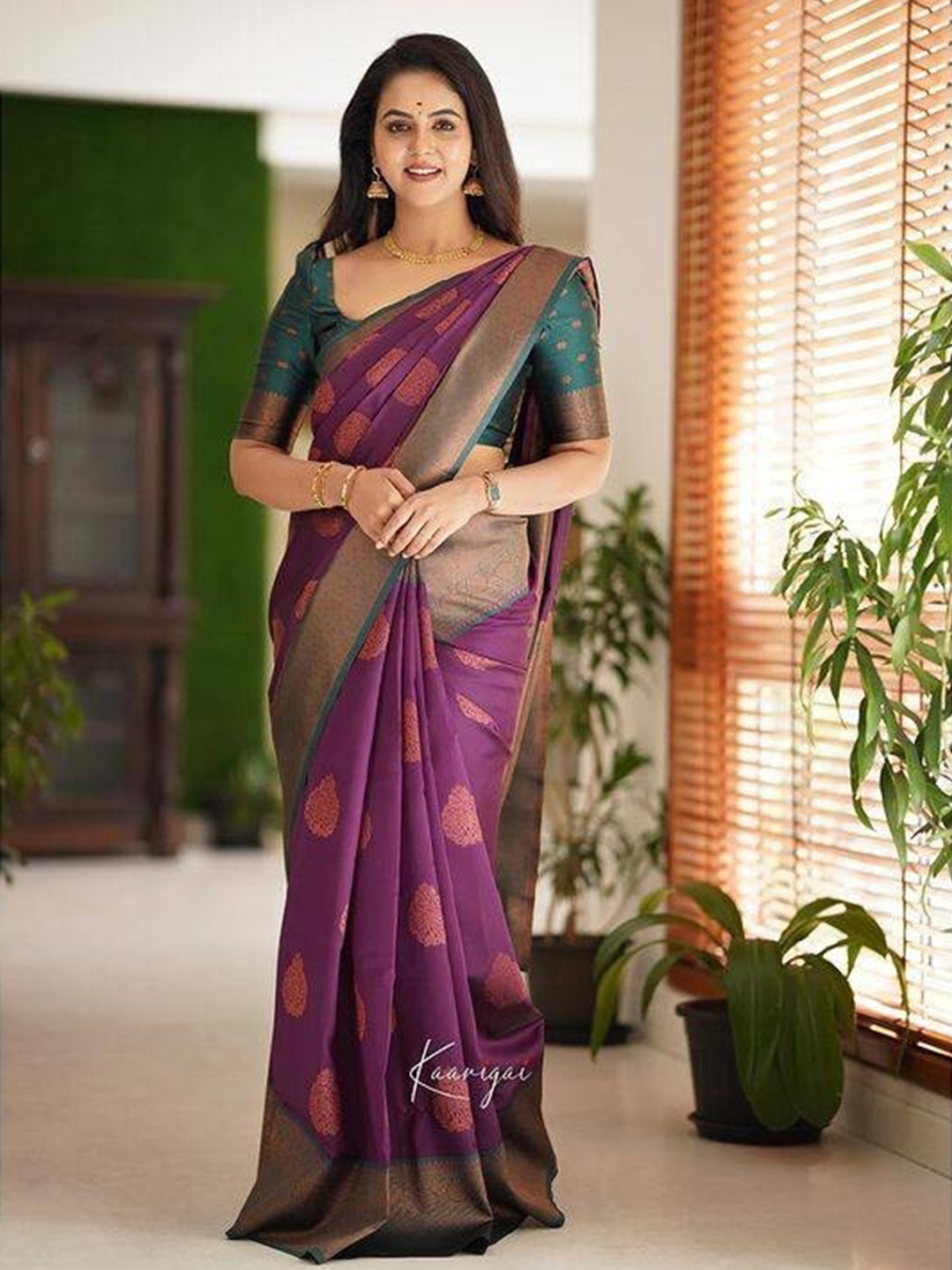 

MAGMINA Ethnic Motifs Woven Design Zari Pure Silk Banarasi Saree, Purple