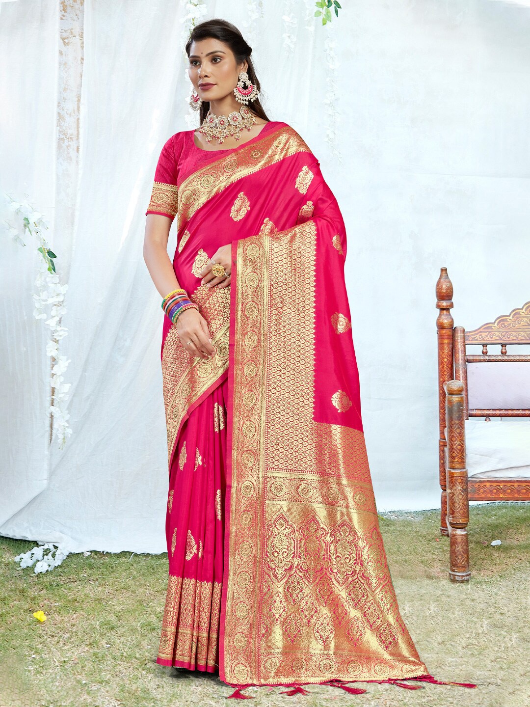 

Mitera Magenta & Gold-Toned Ethnic Motifs Woven Design Zari Pure Silk Banarasi Saree