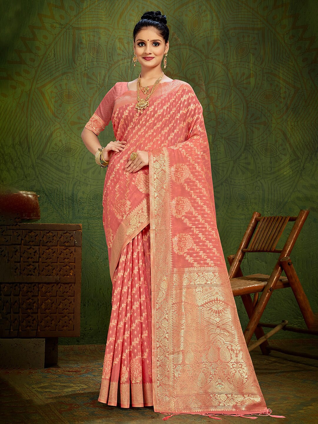 

Mitera Pink & Gold-Toned Ethnic Motif Woven Design Zari Saree