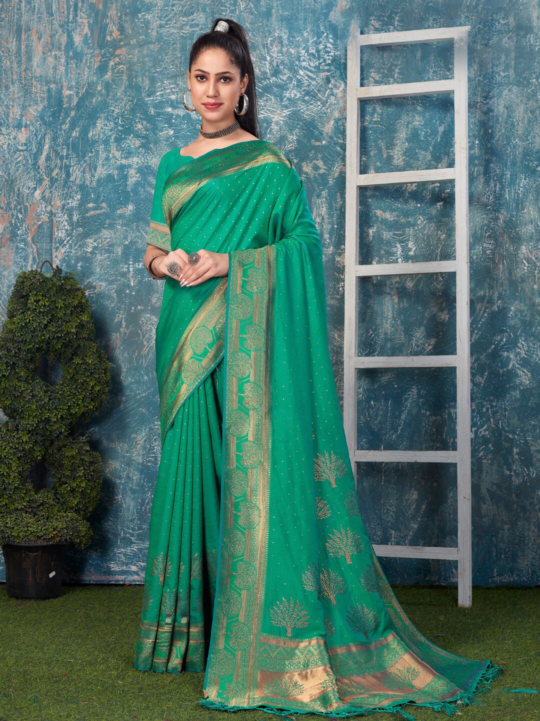 

Mitera Green & Gold-Toned Woven Design Zari Pure Silk Banarasi Saree