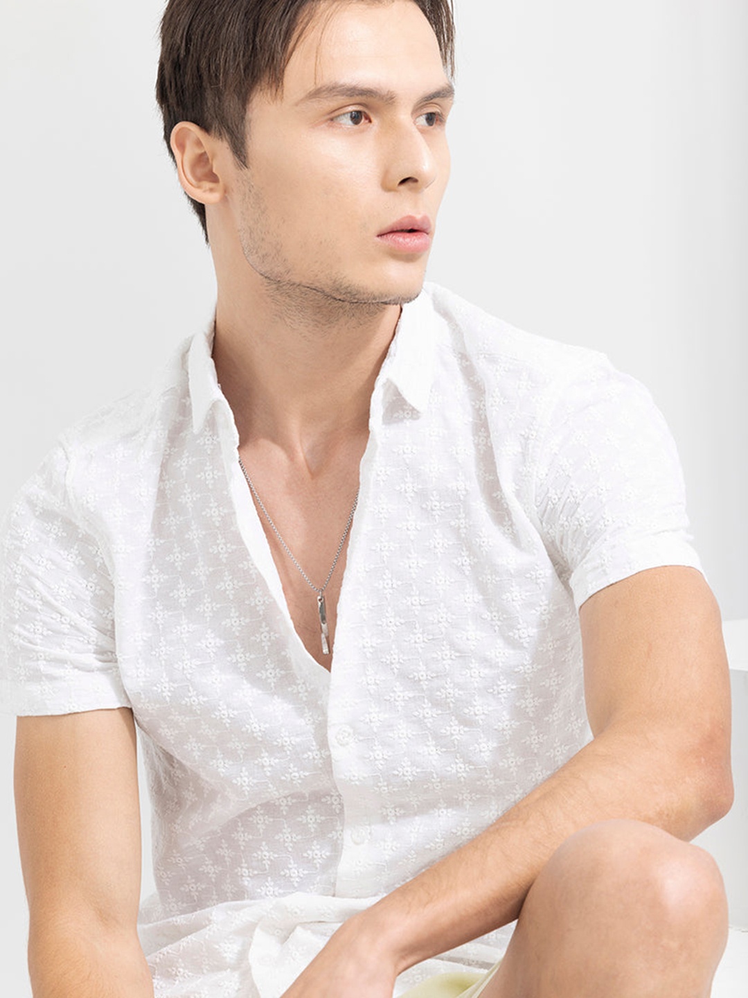 

Snitch White Classic Slim Fit Self Design Cotton Casual Shirt