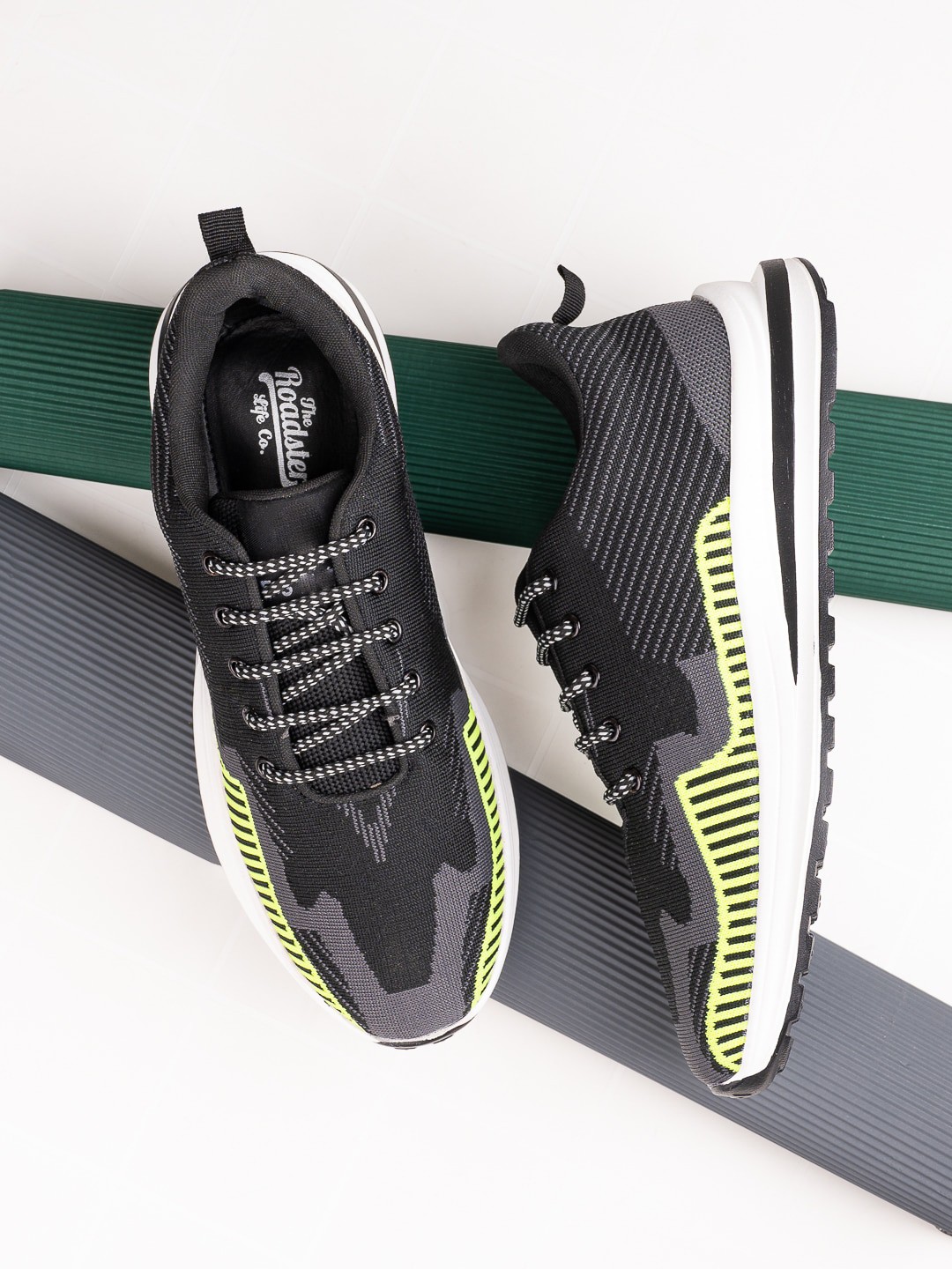 

The Roadster Lifestyle Co. Men Black & Grey Textured Lightweight Comfort Insole Sneakers