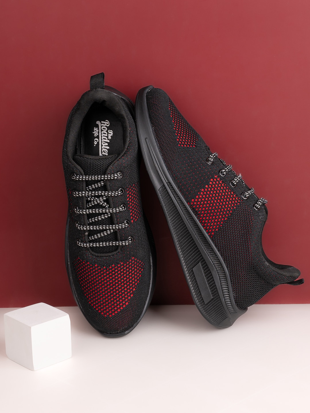 

The Roadster Lifestyle Co. Men Black & Red Colourblocked Lightweight Sneakers