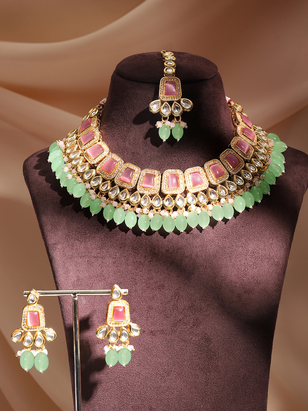 

Rubans Gold-Plated Kundan Studded & Beaded Jewellery Set