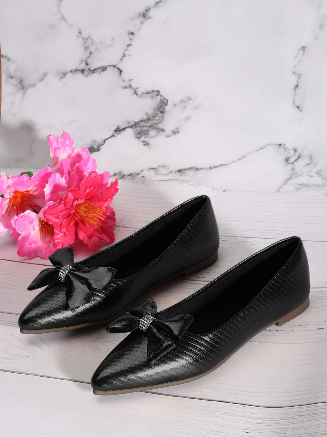 

TWIN TOES Textured Pointed Toe Ballerinas With Bows, Black