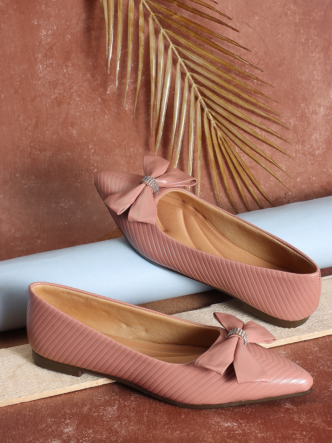 

TWIN TOES Textured Pointed Toe Ballerinas With Bows, Peach