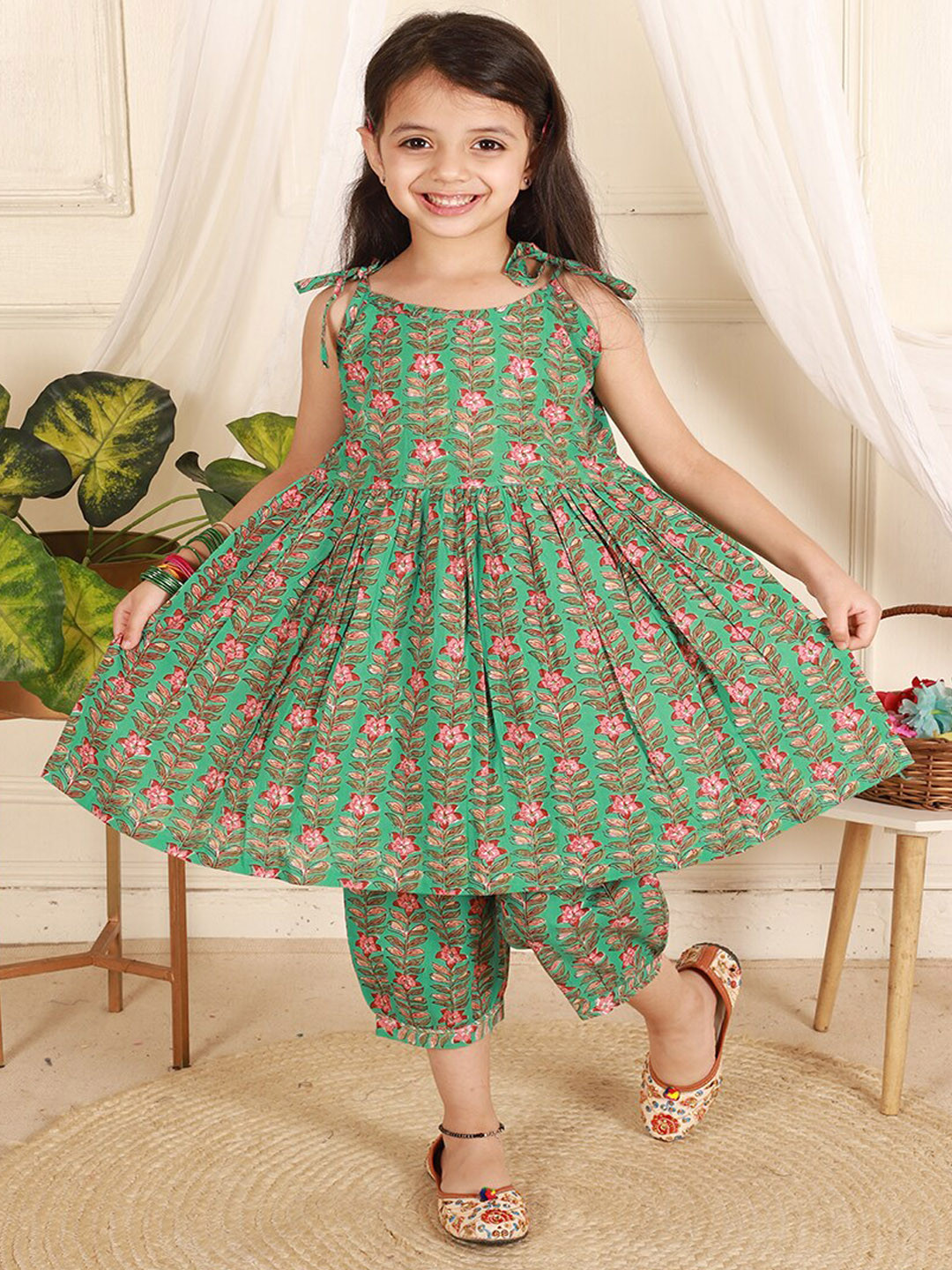 

Ka-mee Girls Shoulder Strap Neck Floral Printed Regular Pure Cotton Kurta with Trousers, Green