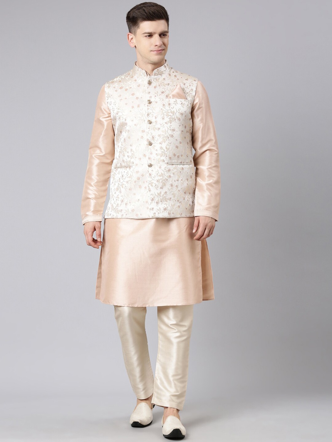 

TheEthnic Co Floral Printed Regular Kurta with Trousers & Nehru Jacket, Peach