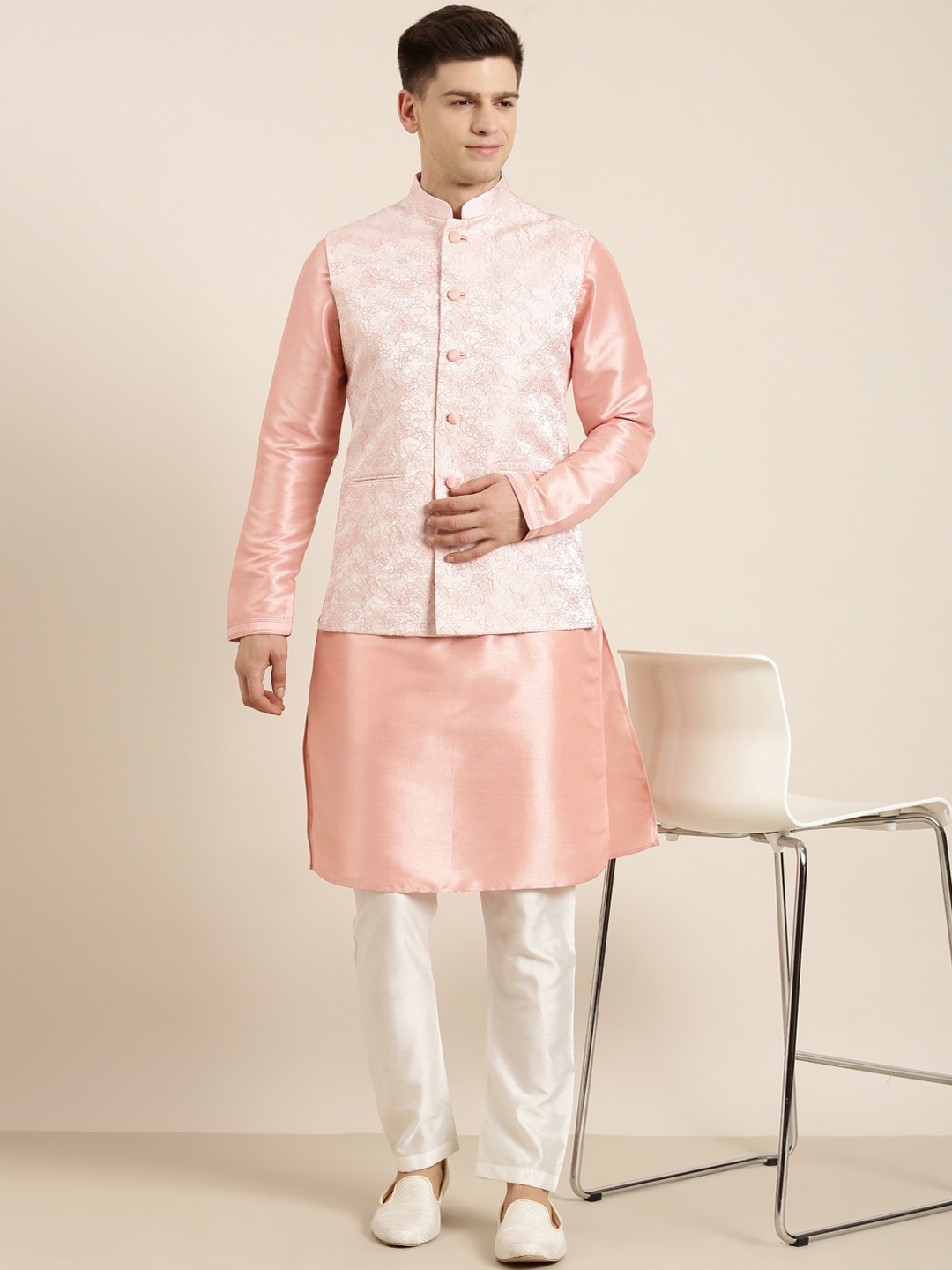 

TheEthnic Co Floral Embroidered Regular Kurta with Trousers & Nehru Jacket, Peach