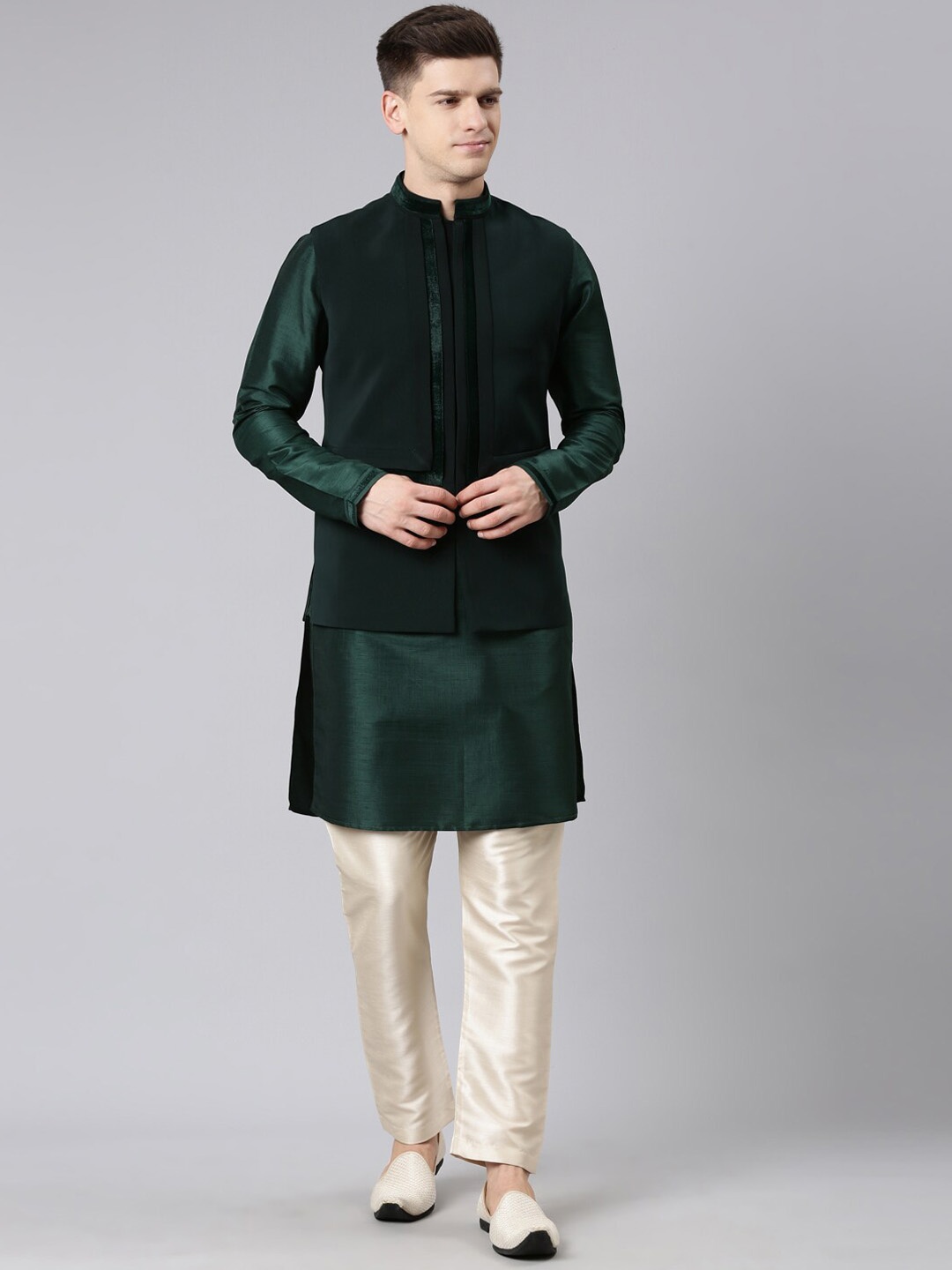 

TheEthnic.Co Mandarin Collar Straight Kurta & Pyjamas With Jacket, Green