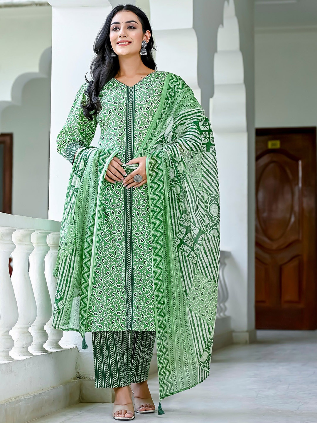 

MissKurti Floral Printed Pure Cotton Kurta & Trousers With Dupatta, Green