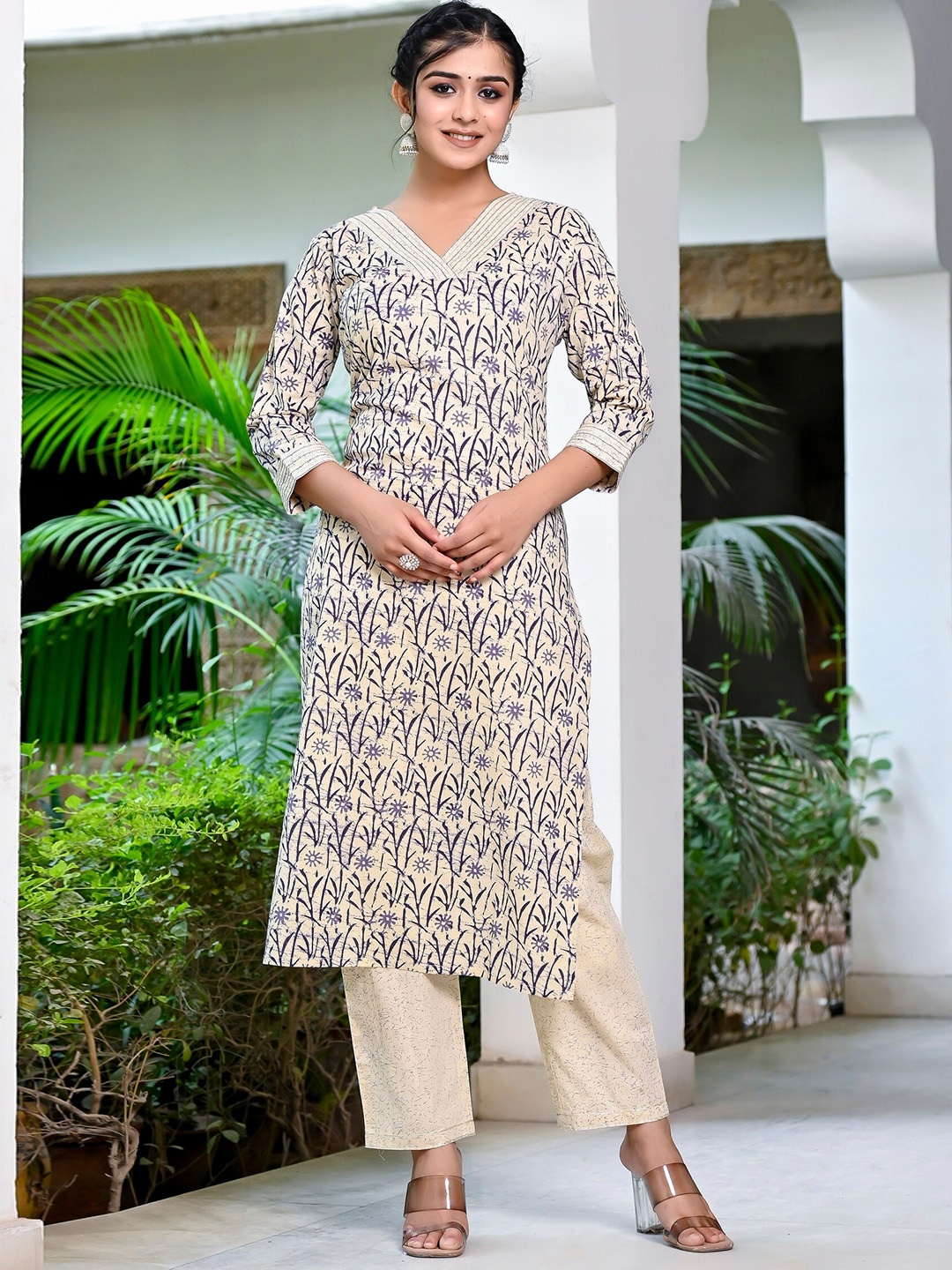 

MissKurti Floral Printed Pure Cotton Kurta & Trousers With Dupatta, White
