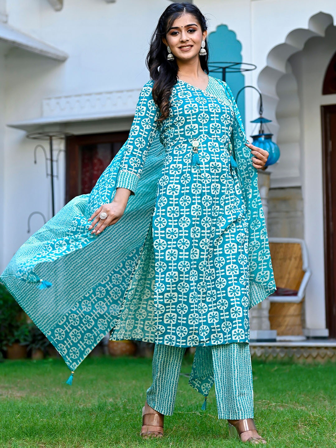 

MissKurti Floral Printed Pure Cotton Kurta & Trousers With Dupatta, Blue