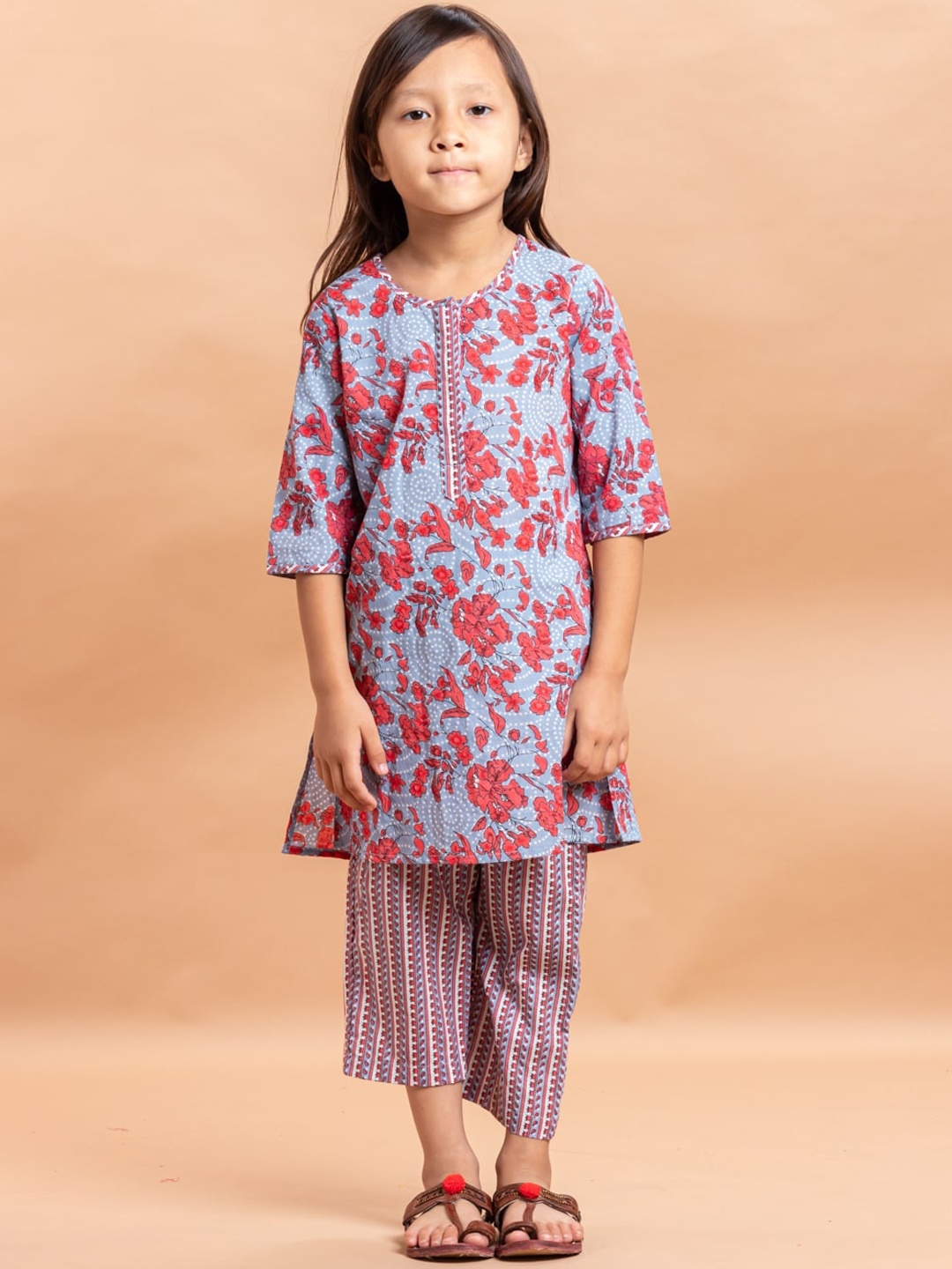 

Sangria Girls Printed Pure Cotton Straight Kurta With Trouser, Grey