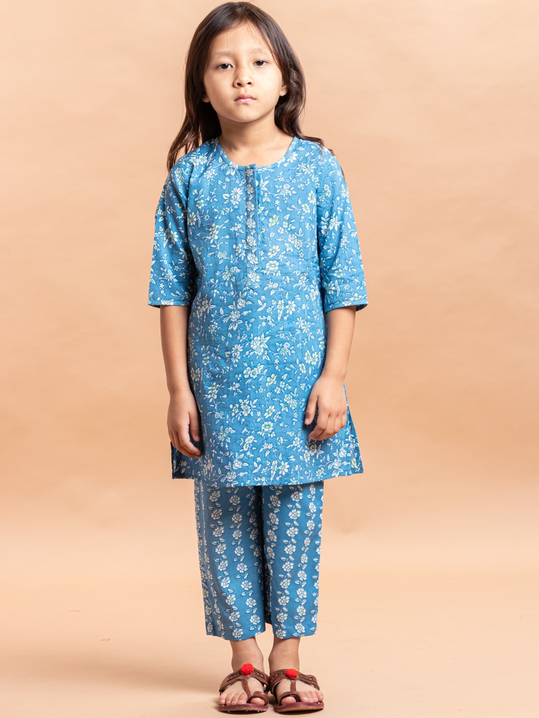 

Sangria Girls Ethnic Motifs Printed Pure Cotton Straight Kurta With Trousers, Blue