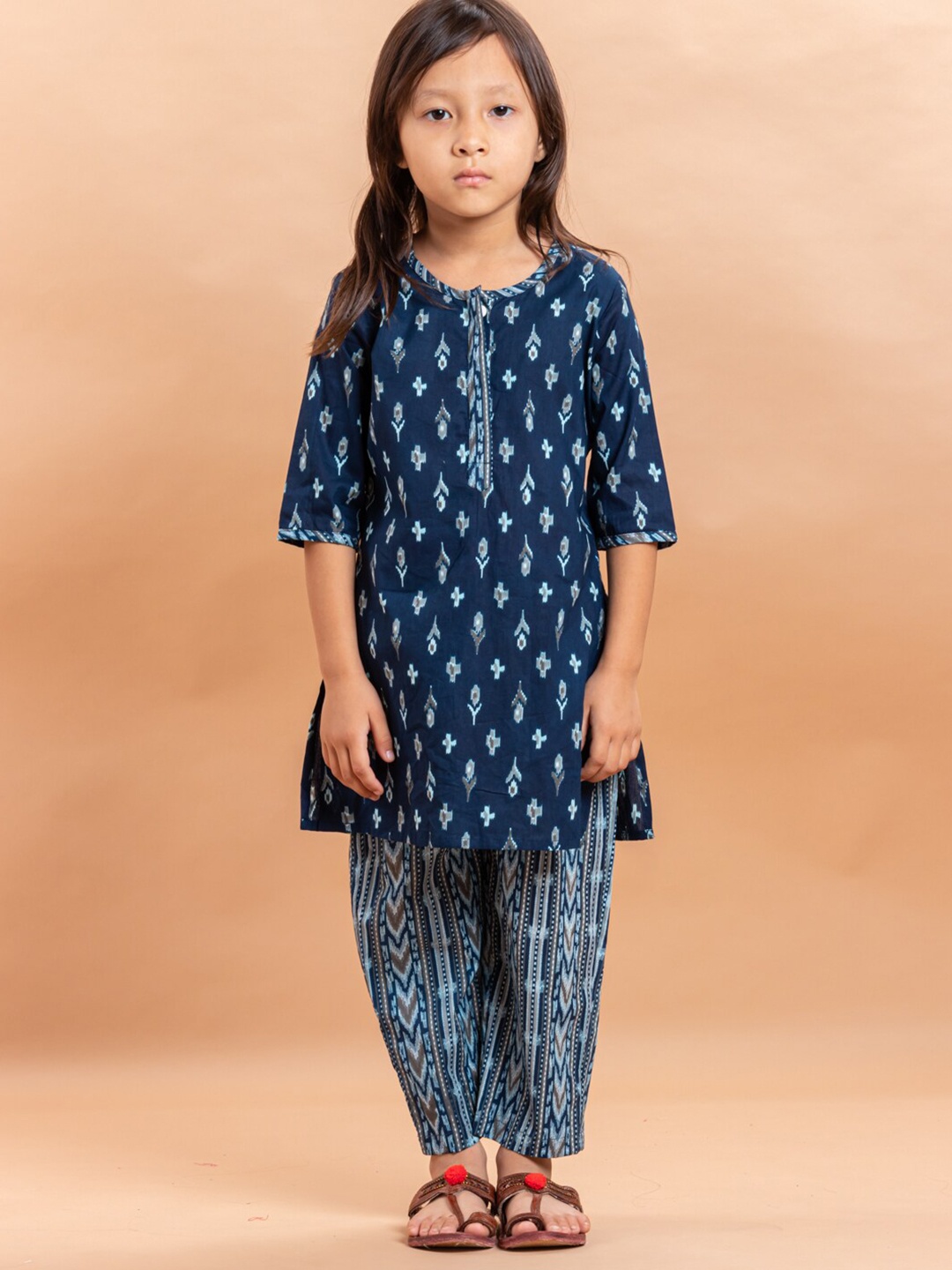 

Sangria Girls Ethnic Motifs Printed Pure Cotton Straight Kurta With Trousers, Blue