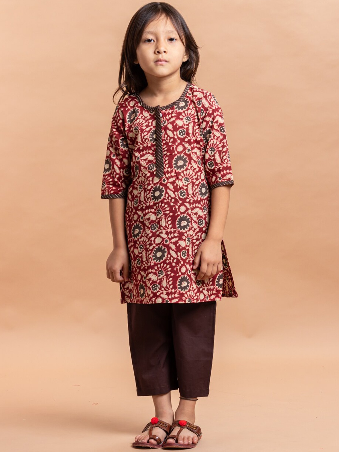 

Sangria Girls Floral Printed Pure Cotton Kurta With Trouser, Red