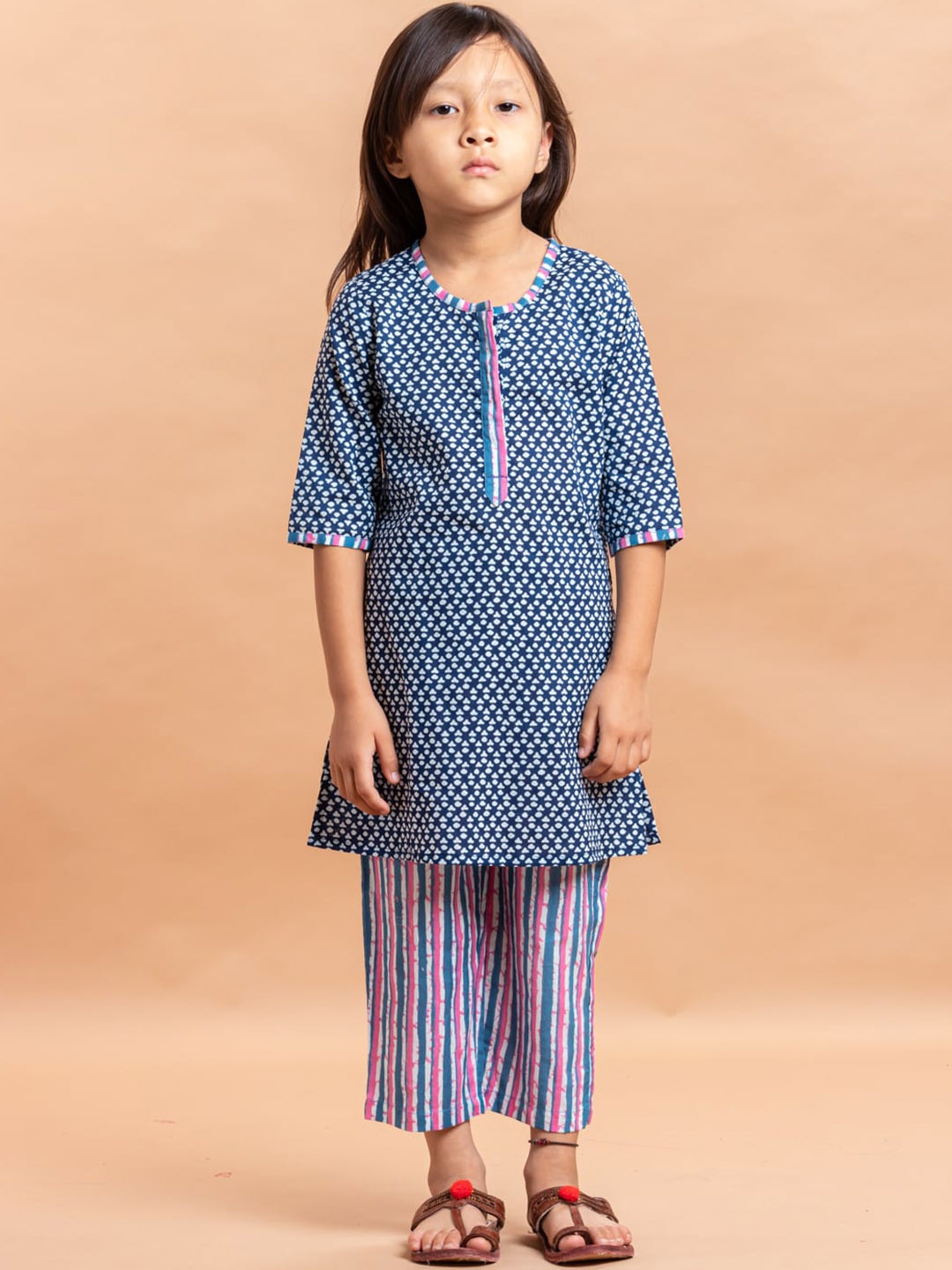 

Sangria Girls Ethnic Motifs Printed Pure Cotton Straight Kurta With Trousers, Blue
