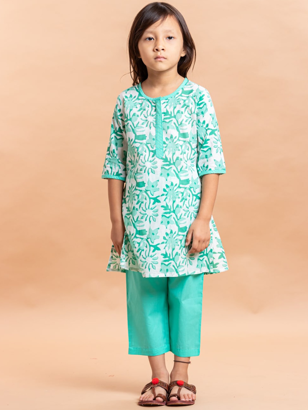

Sangria Girls Floral Printed Pure Cotton Kurta With Trouser, Sea green
