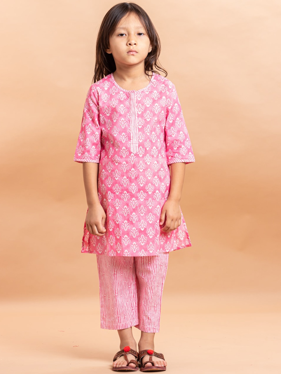 

Sangria Girls Ethnic Motifs Printed Pure Cotton Straight Kurta With Trousers, Pink