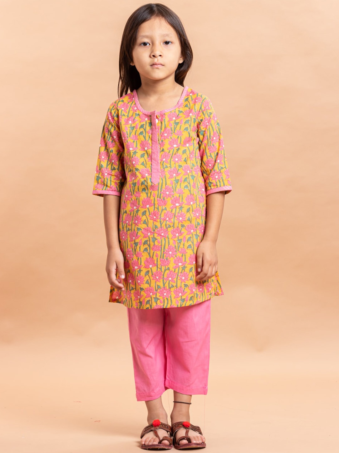 

Sangria Girls Floral Printed Pure Cotton Kurta With Trouser, Yellow