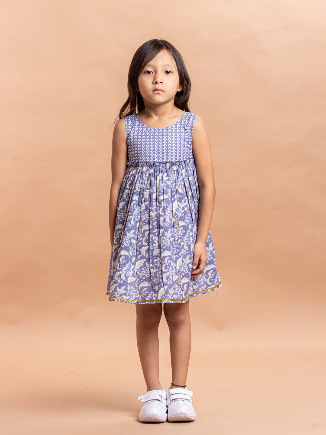 

Sangria Girls Blue & White Floral Printed Gathered Pure Cotton Fit & Flare Dress