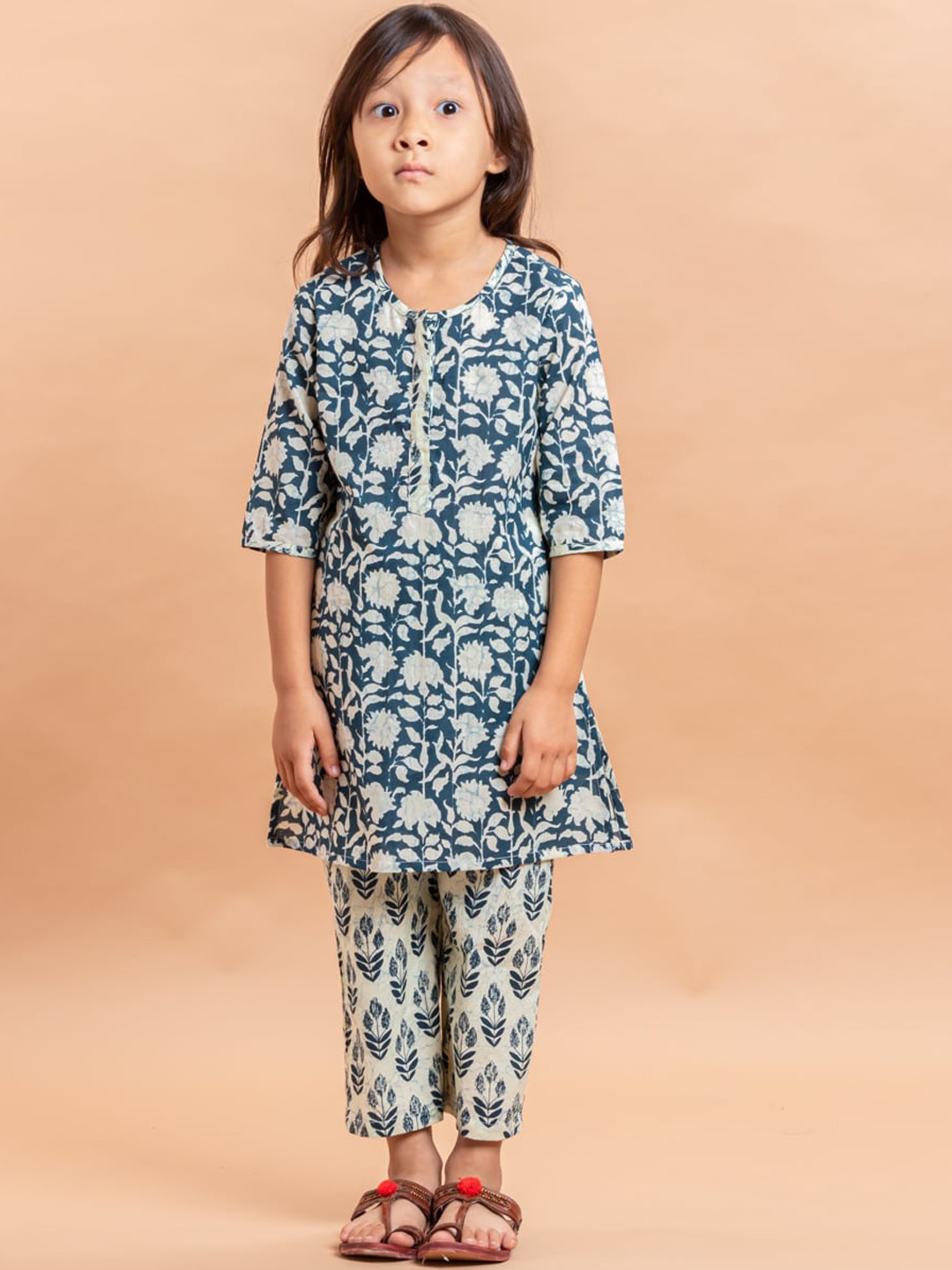 

Sangria Girls Floral Printed Pure Cotton Straight Kurta With Trousers, Blue
