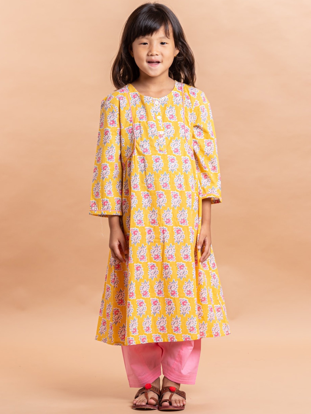 

Sangria Girls Floral Printed Pure Cotton Kurta With Trouser, Yellow